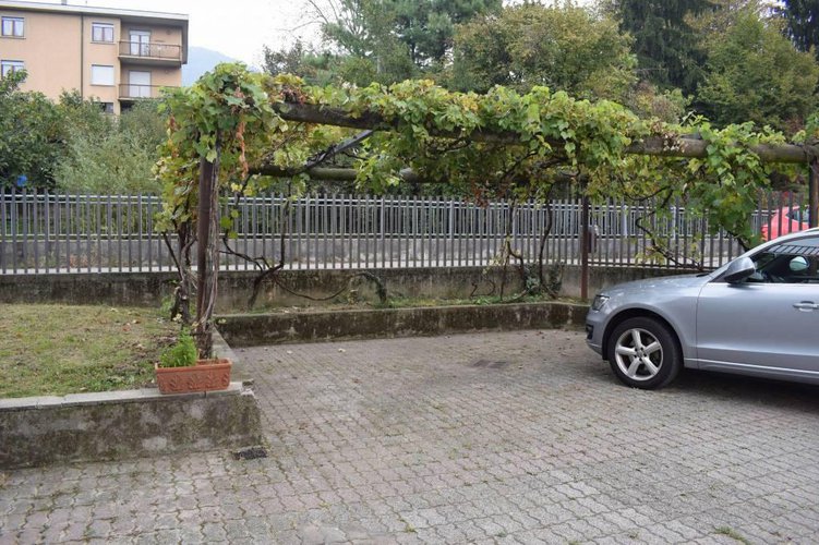 Vendesi magazzino con area esterna esclusiva Nembro