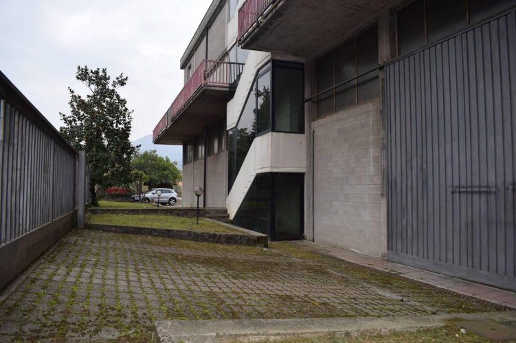Vendesi magazzino con area esterna esclusiva Nembro