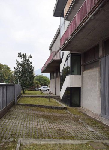 Vendesi magazzino con area esterna esclusiva Nembro