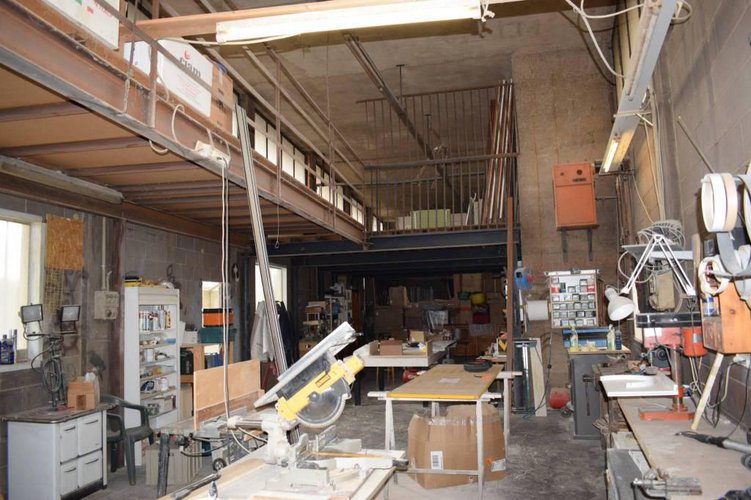 Vendesi magazzino con area esterna esclusiva Nembro