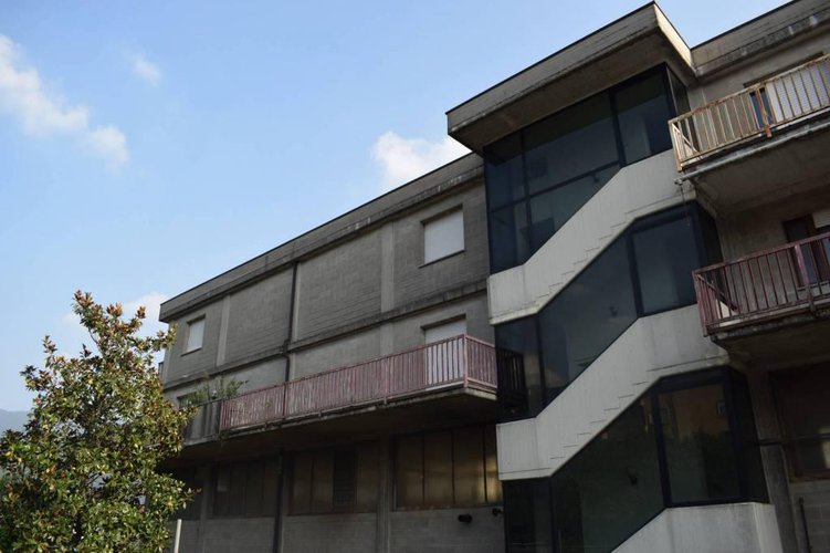 Vendesi magazzino con area esterna esclusiva Nembro