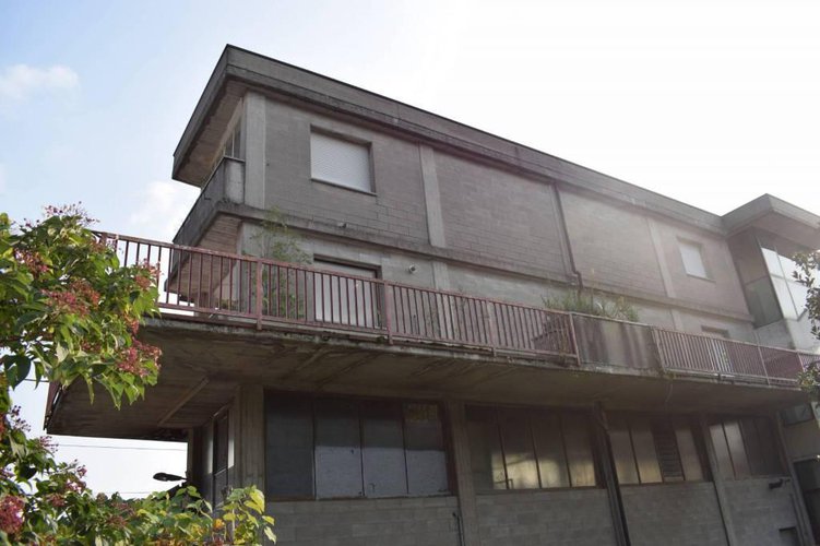 Vendesi magazzino con area esterna esclusiva Nembro