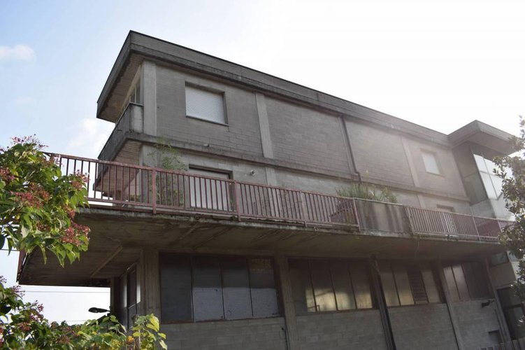 Vendesi magazzino con area esterna esclusiva Nembro