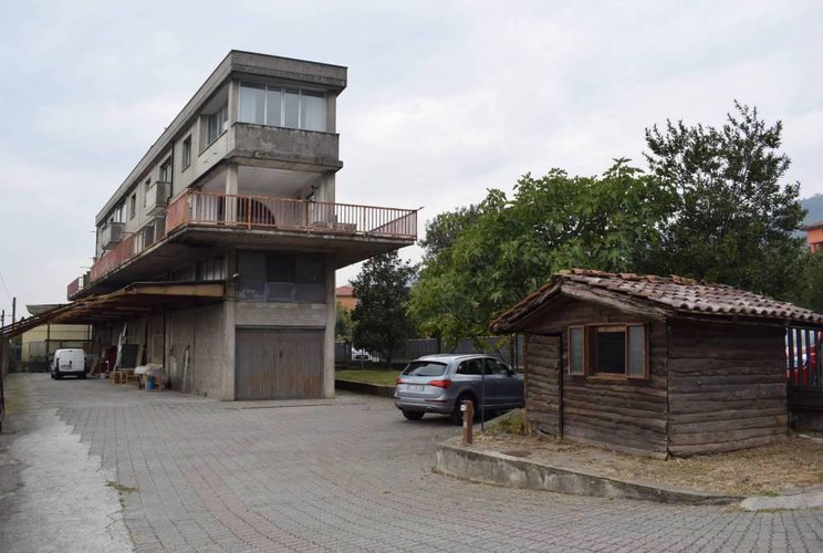 Vendesi magazzino con area esterna esclusiva Nembro