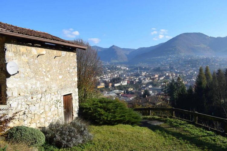 Tipico casale bergamasco Leffe