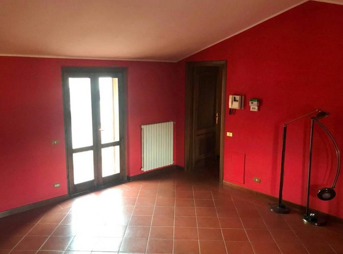 Bilocale all'ultimo piano, servito ascensore Leffe