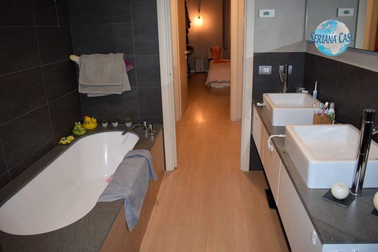 Trilocale ristrutturato a nuovo, balcone vivibile Albino