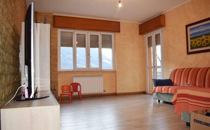 Vendesi quadrilocale ristrutturato con box Albino