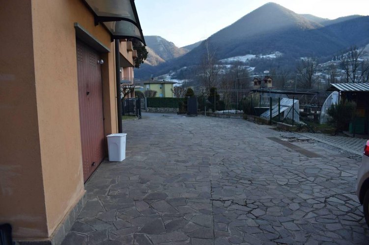 Vendesi quadrilocale ristrutturato con box Albino