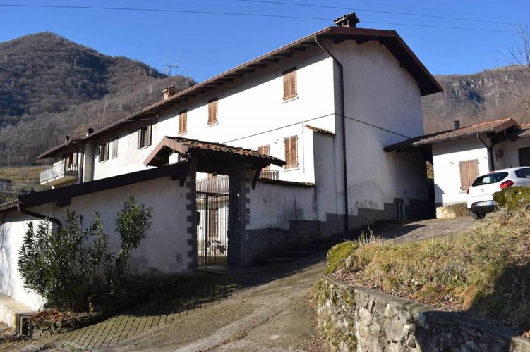 Cascina bergamasca con terreno di proprietà Albino