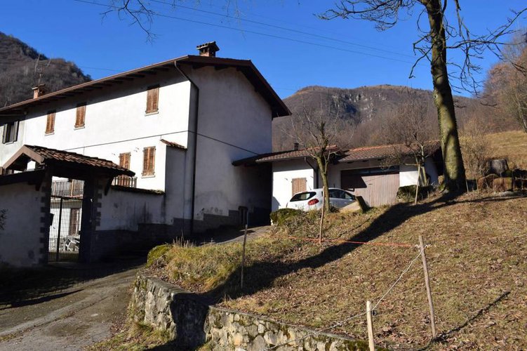 Cascina bergamasca con terreno di proprietà Albino