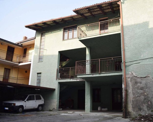 Porzione di casa da ristrutturare. Ottimo potenziale!