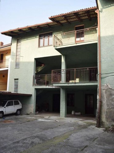 Porzione di casa da ristrutturare. Ottimo potenziale! Cene