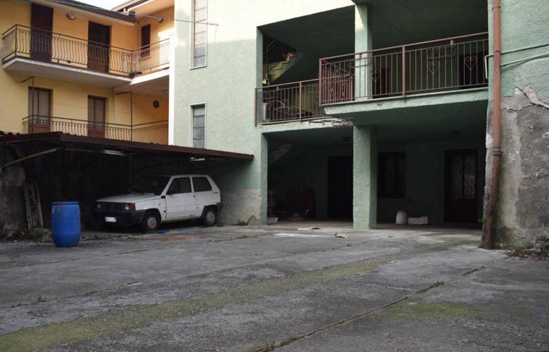 Porzione di casa da ristrutturare. Ottimo potenziale! Cene