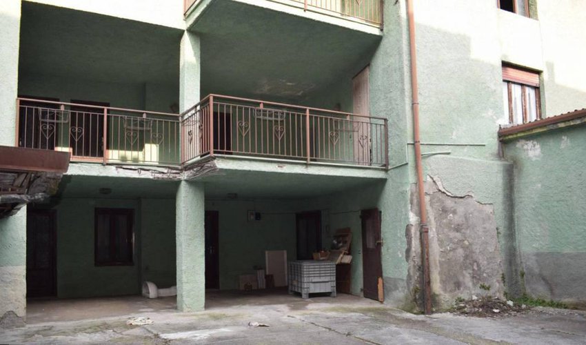 Porzione di casa da ristrutturare. Ottimo potenziale! Cene