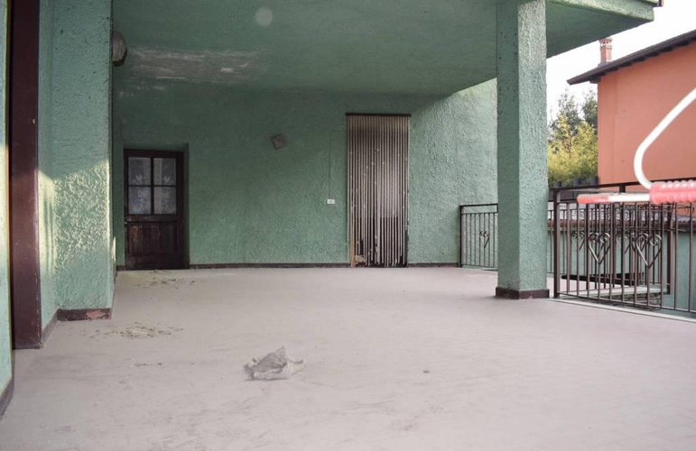 Porzione di casa da ristrutturare. Ottimo potenziale! Cene