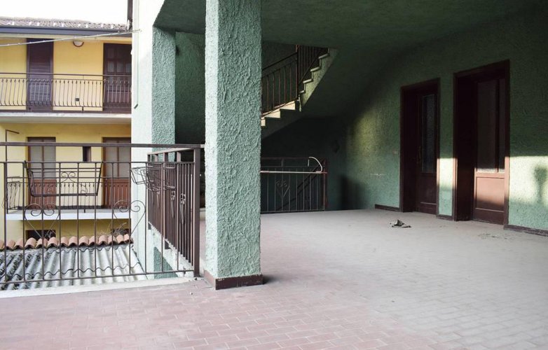 Porzione di casa da ristrutturare. Ottimo potenziale! Cene