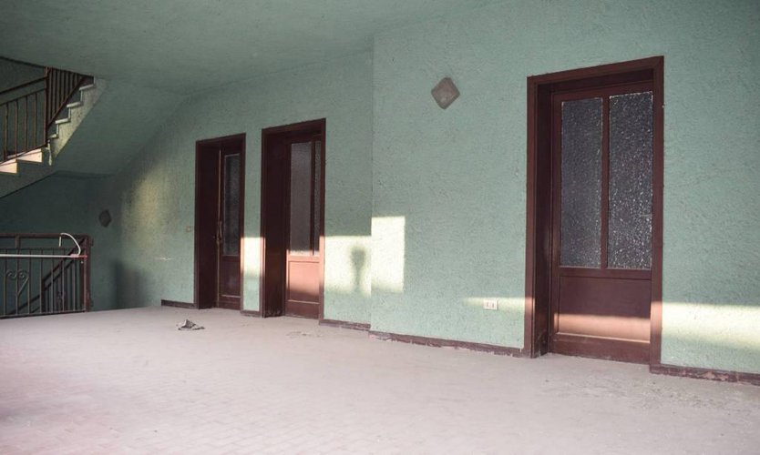 Porzione di casa da ristrutturare. Ottimo potenziale! Cene