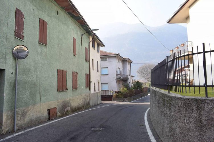 Porzione di casa da ristrutturare. Ottimo potenziale! Cene