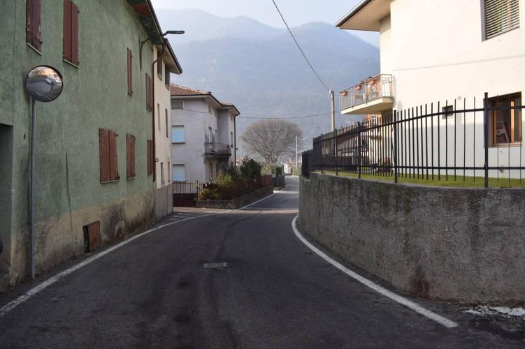 Porzione di casa da ristrutturare. Ottimo potenziale! Cene