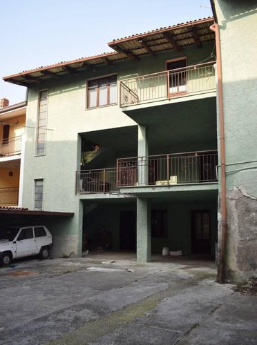 Porzione di casa da ristrutturare. Ottimo potenziale! Cene