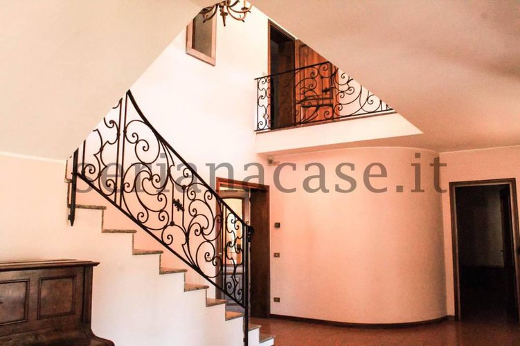 Caratteristica villa singola, due passi da tutte le comodit Cene