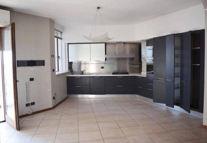 Trilocale parzialmente arredato, box e cantina!