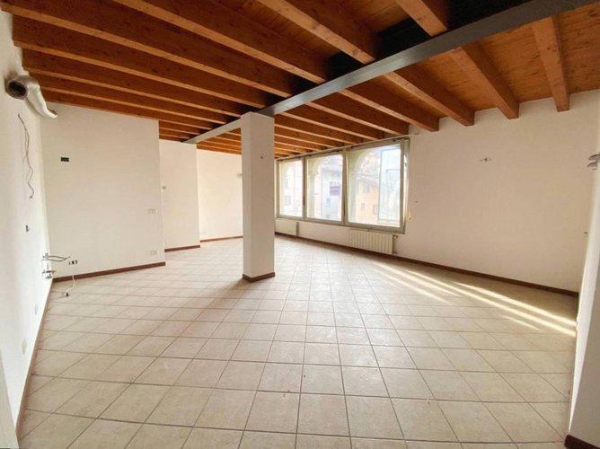 Trilocale tutto travi a vista, abitabile subito.