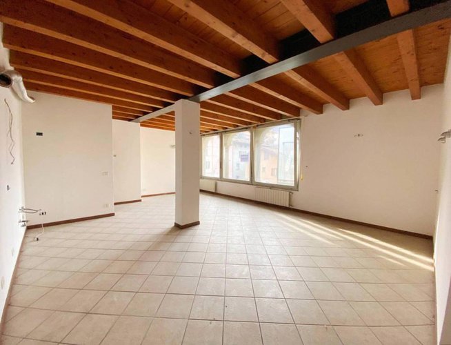 Trilocale tutto travi a vista, abitabile subito. Pradalunga