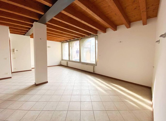 Trilocale tutto travi a vista, abitabile subito. Pradalunga