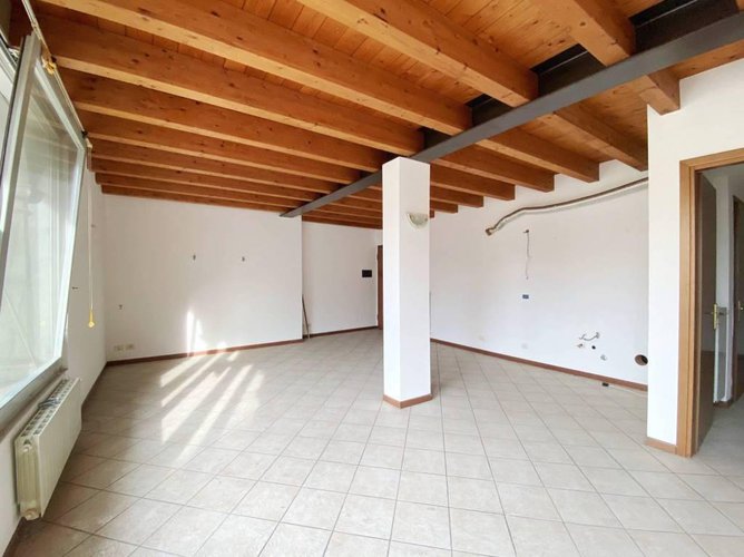 Trilocale tutto travi a vista, abitabile subito. Pradalunga