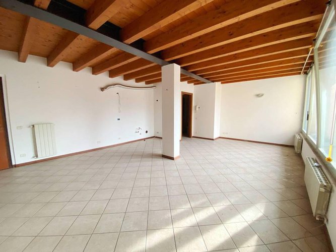 Trilocale tutto travi a vista, abitabile subito. Pradalunga