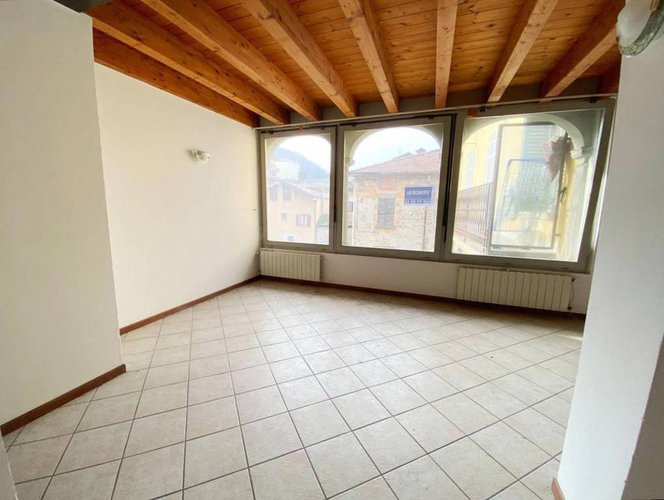 Trilocale tutto travi a vista, abitabile subito. Pradalunga