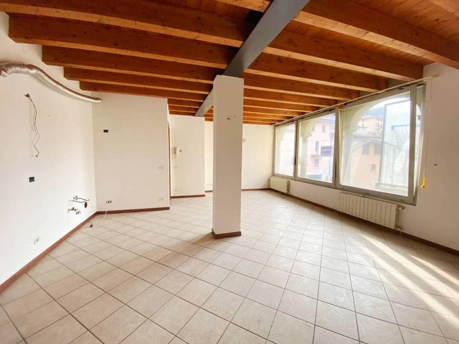 Trilocale tutto travi a vista, abitabile subito. Pradalunga