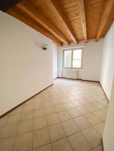 Trilocale tutto travi a vista, abitabile subito. Pradalunga