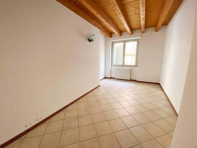 Trilocale tutto travi a vista, abitabile subito. Pradalunga