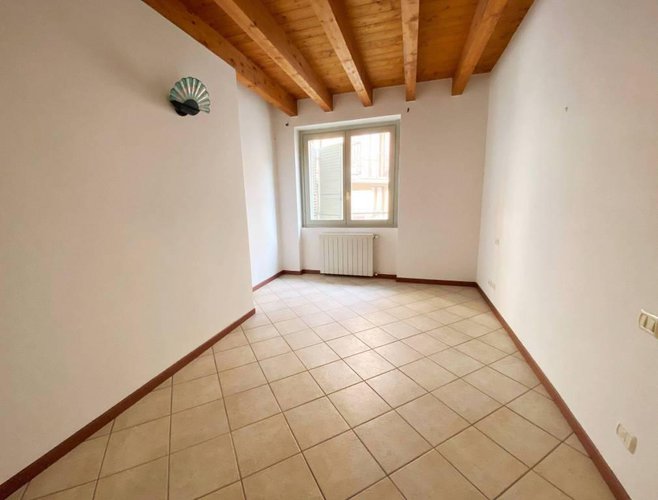 Trilocale tutto travi a vista, abitabile subito. Pradalunga