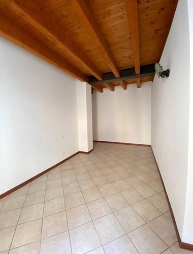 Trilocale tutto travi a vista, abitabile subito. Pradalunga