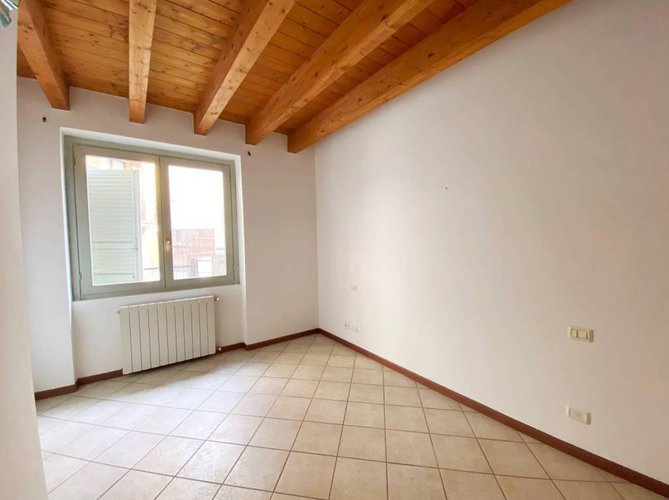 Trilocale tutto travi a vista, abitabile subito. Pradalunga