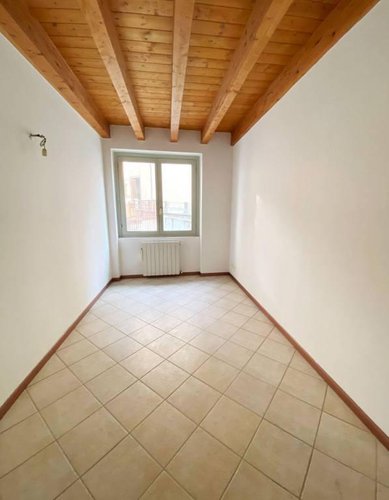 Trilocale tutto travi a vista, abitabile subito. Pradalunga