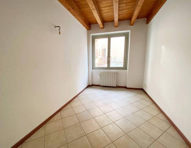 Trilocale tutto travi a vista, abitabile subito. Pradalunga