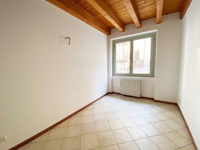 Trilocale tutto travi a vista, abitabile subito. Pradalunga