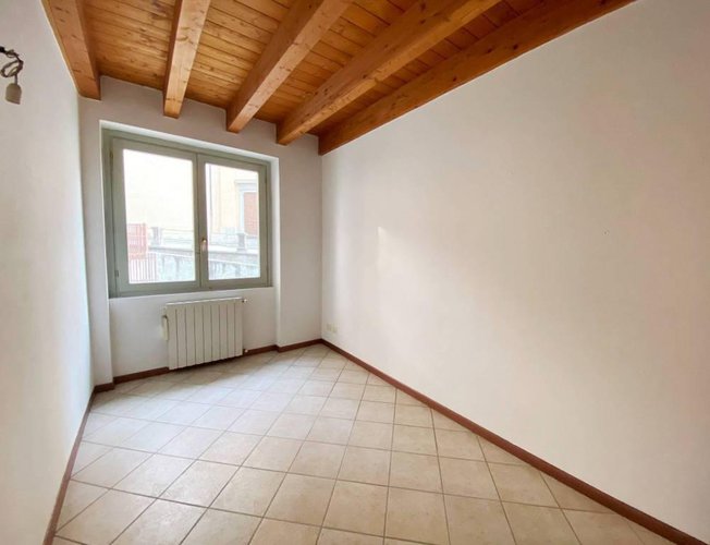 Trilocale tutto travi a vista, abitabile subito. Pradalunga