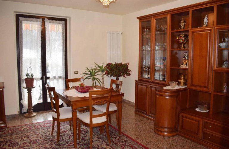 Villa bifamiliare ben tenuta, abitabile subito. Albino