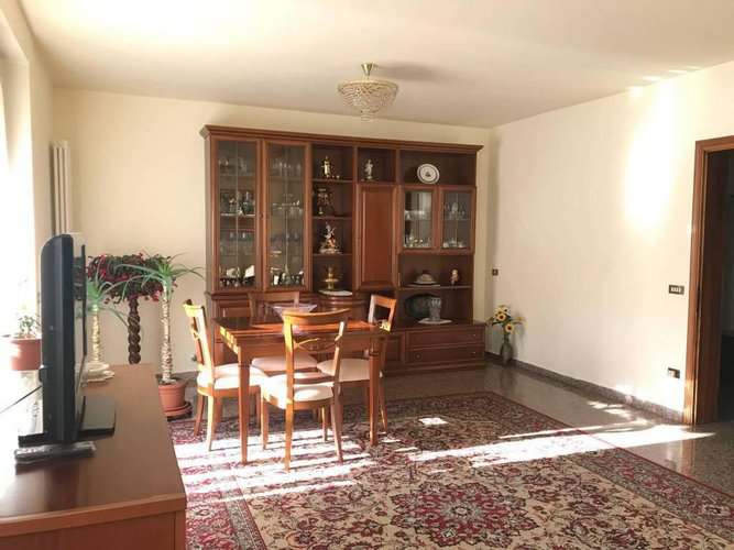 Villa bifamiliare ben tenuta, abitabile subito. Albino