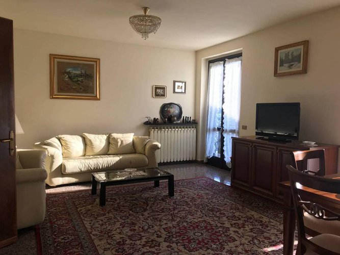 Villa bifamiliare ben tenuta, abitabile subito. Albino