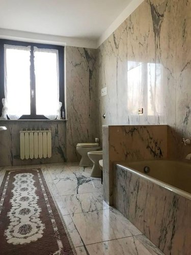 Villa bifamiliare ben tenuta, abitabile subito. Albino