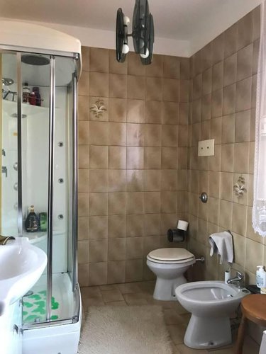 Villa bifamiliare ben tenuta, abitabile subito. Albino