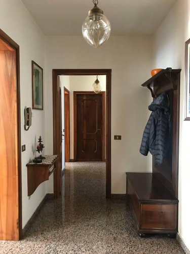 Villa bifamiliare ben tenuta, abitabile subito. Albino