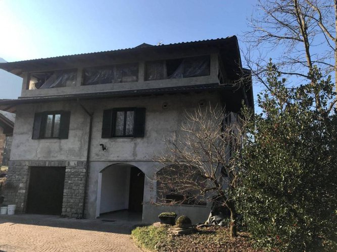 Villa bifamiliare ben tenuta, abitabile subito. Albino